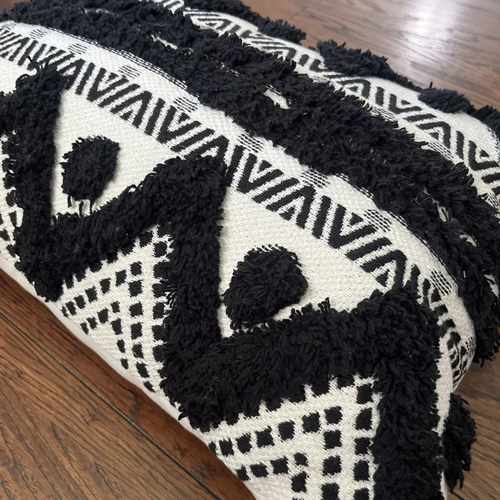 Distant Lands Black And White 3d Pillow Zig Zag Dots Lumbar Pillow 20
